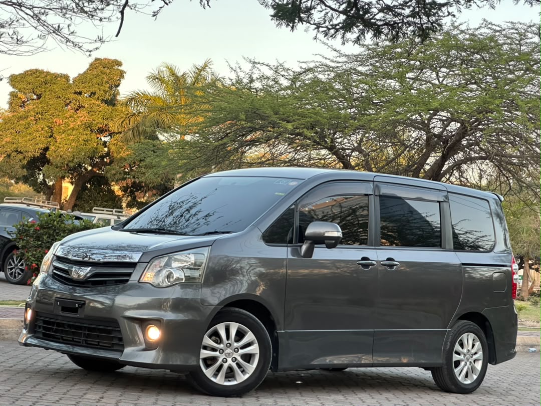 TOYOTA NOAH thumbnail 3
